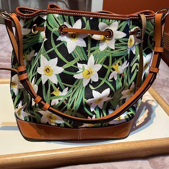 NWOT Dooney and Bourke flowered bag. Gorgeous. Purchased never used - Picture 4 of 10